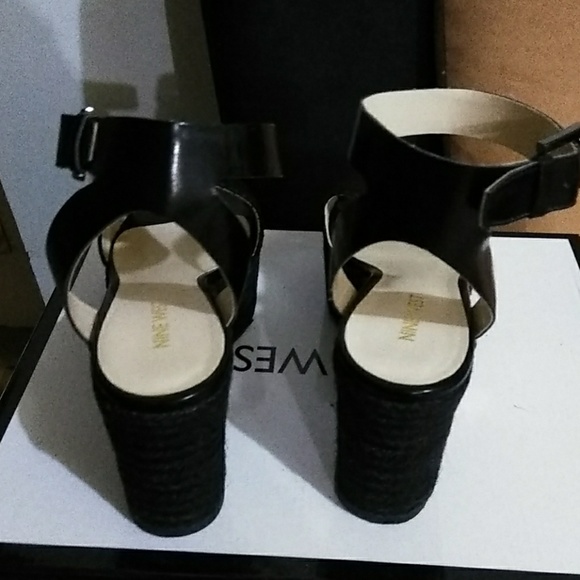 Women's 7 1/2 (M) black platform shoe - Picture 4 of 5